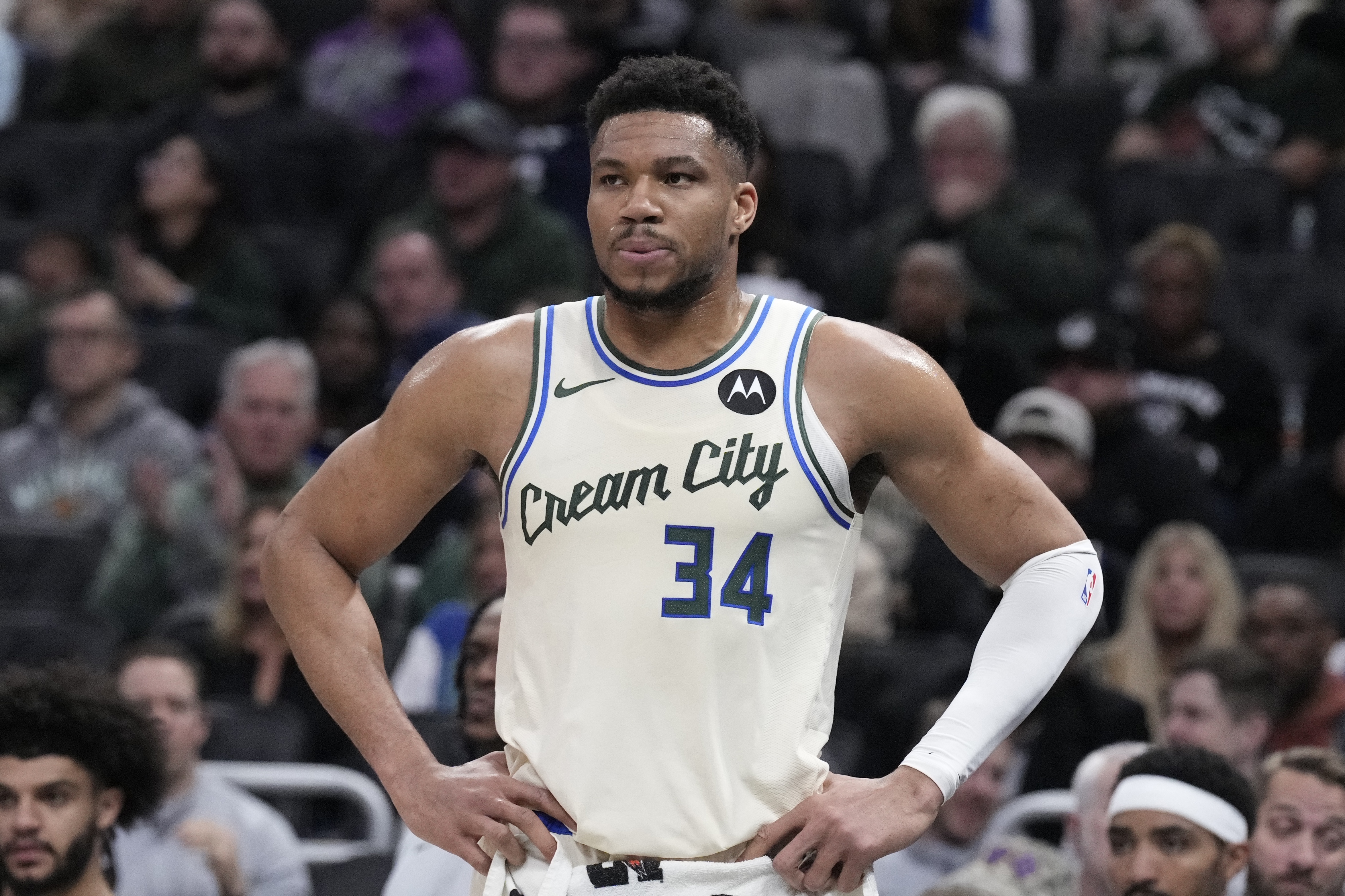 奇异果体育官方直播-有点突然！字母哥和场边工作人员交流后 自己慢慢走回更衣室